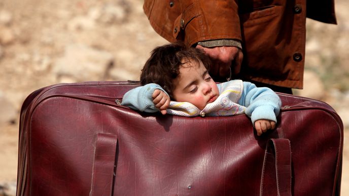 Dítě spí v kufru v obci Beit Sawa, východní Ghútě, Sýrie, 15. března 2018.