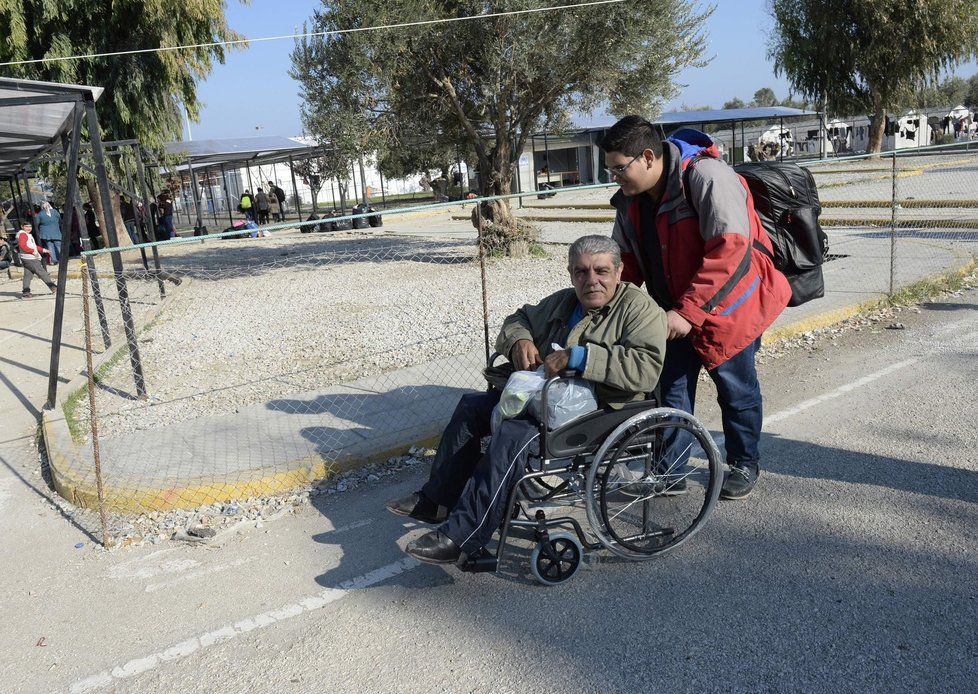 Syřan Jurayj, který si říká George, se zaregistroval v uprchlickém táboře Kara Tepes na kraji Mytilény, největšího města na řeckém ostrově Lesbos. Je invalidní. Jeho vozík tlačí syn Basil, se kterým putuje do Nizozemí.