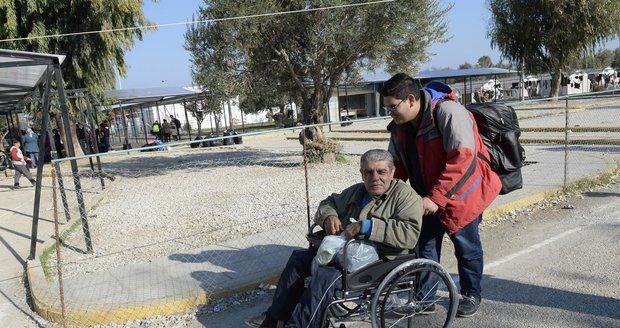 Syn tlačí tátu na vozíku do Evropy: V Sýrii nám vraždí lidi před očima