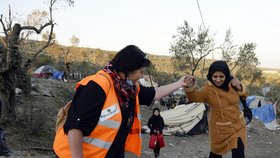 Česká dobrovolnice Martina Janoušová pomáhá na řeckém ostrově Lesbos v uprchlickém táboře Moria. Tam čekají na registraci zhruba tři tisíce běženců různých národností. Nejčastěji z Afghánistánu a Iráku, ale také svobodní Syřané.