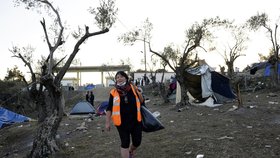 Česká dobrovolnice Martina Janoušová pomáhá na řeckém ostrově Lesbos v uprchlickém táboře Moria. Tam čekají na registraci zhruba tři tisíce běženců různých národností. Nejčastěji z Afghánistánu a Iráku, ale také svobodní Syřané.