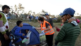 Česká dobrovolnice Monika Pokorná, která pracuje na řeckém ostrově Lesbos, rozdává oblečení a dětem sladkosti v uprchlickém táboře Moria. Tam čekají na registraci zhruba tři tisíce běženců různých národností. Nejčastěji z Afghánistánu a Iráku, ale také svobodní Syřané.