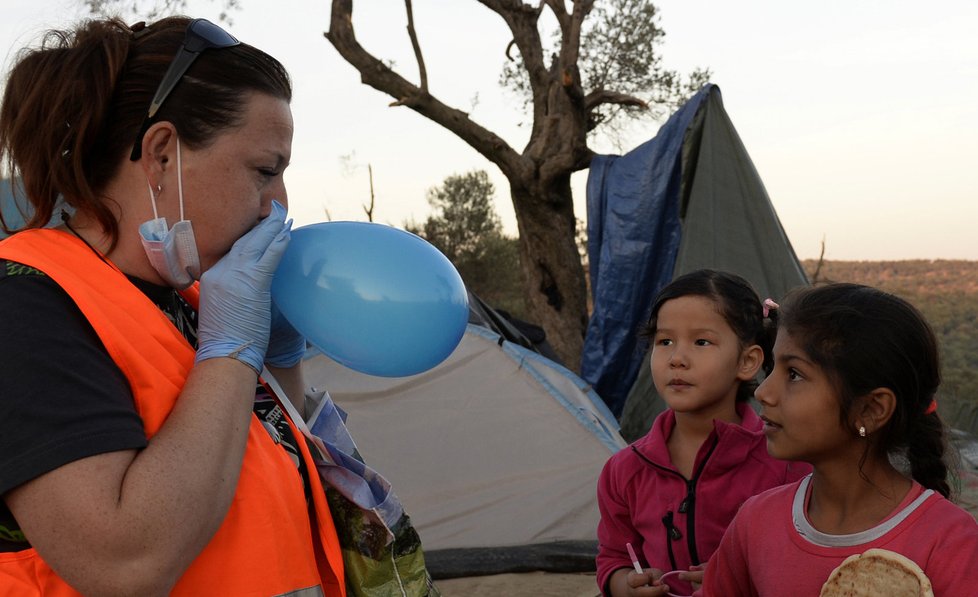 Česká dobrovolnice Monika Pokorná, která pracuje na řeckém ostrově Lesbos, rozdává dětem sladkosti a hračky v uprchlickém táboře Moria. Tam čekají na registraci zhruba tři tisíce běženců různých národností. Nejčastěji z Afghánistánu a Iráku, ale také svobodní Syřané.