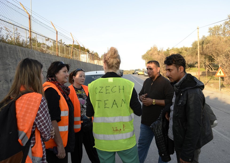 České dobrovolnice (zleva) Zuzana Trachtová, Martina Janoušová, Monika Pokorná a Eva Dudová pracují na řeckém ostrově Lesbos v uprchlickém táboře Moria. Tam čekají na registraci zhruba tři tisíce běženců různých národností. Nejčastěji z Afghánistánu a Iráku, ale také svobodní Syřané.