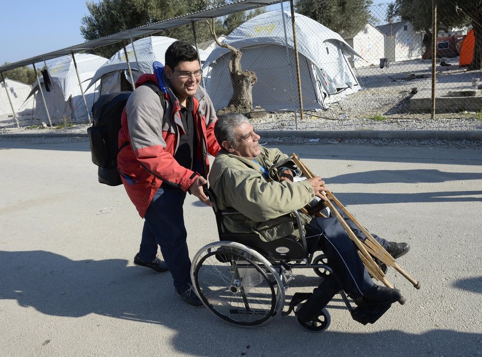 Syřan Jurayj, který si říká George, se zaregistroval v uprchlickém táboře Kara Tepes na kraji Mytilény, největšího města na řeckém ostrově Lesbos. Je invalidní. Jeho vozík tlačí syn Basil, se kterým putuje do Nizozemska.