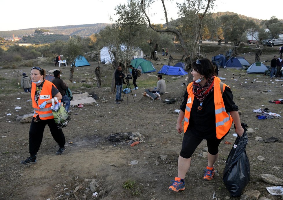 České dobrovolnice Martina Janoušová (vpravo) a Monika Pokorná pracují na řeckém ostrově Lesbos v uprchlickém táboře Moria. Tam čekají na registraci zhruba tři tisíce běženců různých národností. Nejčastěji z Afghánistánu a Iráku, ale také svobodní Syřané.