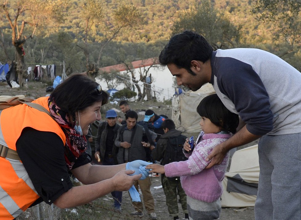 Česká dobrovolnice Martina Janoušová, která pracuje na řeckém ostrově Lesbos, rozdává oblečení a dětem sladkosti v uprchlickém táboře Moria. Tam čekají na registraci zhruba tři tisíce běženců různých národností. Nejčastěji z Afghánistánu a Iráku, ale také svobodní Syřané.