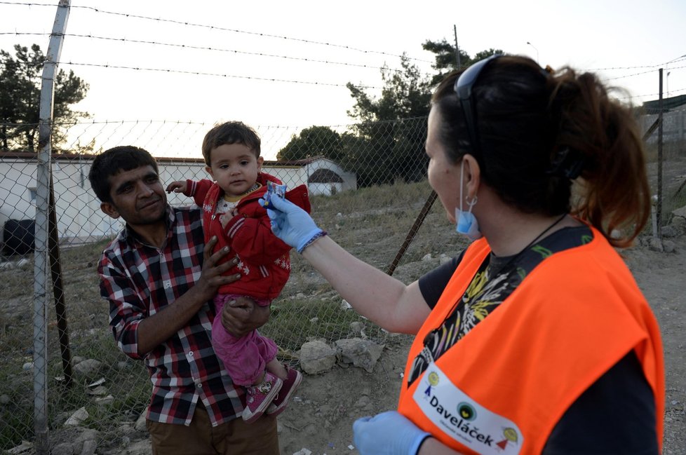 Česká dobrovolnice Monika Pokorná, která pracuje na řeckém ostrově Lesbos, rozdává dětem sladkosti v uprchlickém táboře Moria. Tam čekají na registraci zhruba tři tisíce běženců různých národností. Nejčastěji z Afghánistánu a Iráku, ale také svobodní Syřané.