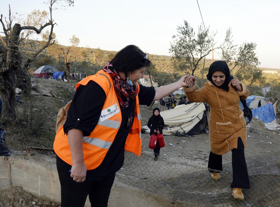 Česká dobrovolnice Martina Janoušová pomáhá na řeckém ostrově Lesbos v uprchlickém táboře Moria. Tam čekají na registraci zhruba tři tisíce běženců různých národností. Nejčastěji z Afghánistánu a Iráku, ale také svobodní Syřané.