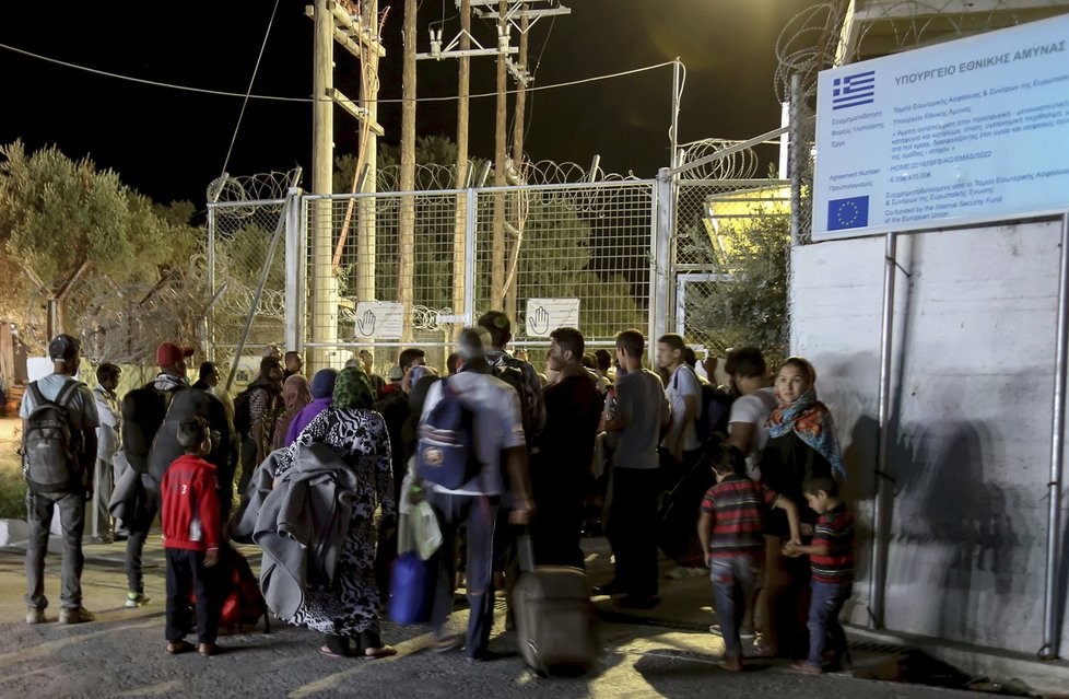 Uprchlický tábor na Lesbu hoří, běženci se po střetech rozutekli