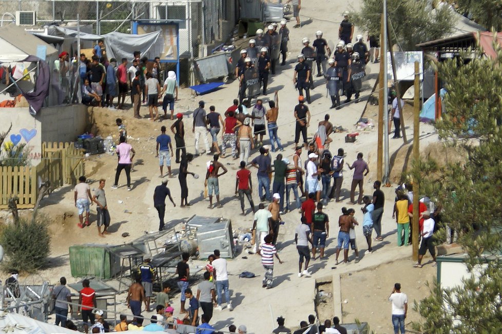 Uprchlický tábor na Lesbu hoří, běženci se po střetech rozutekli.