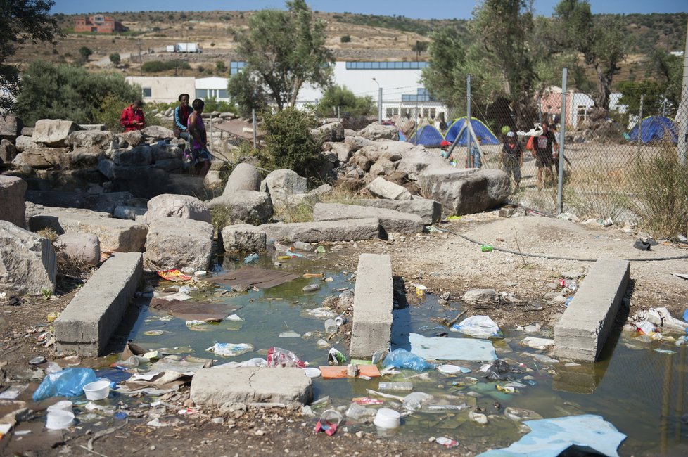 V uprchlických táborech v Řecku panují hrozné podmínky.