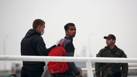 Aktivisté se vrhli do moře: Chtěli zastavit deportaci uprchlíků.