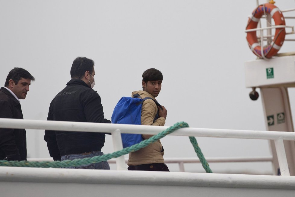 Aktivisté se vrhli do moře: Chtěli zastavit deportaci uprchlíků.