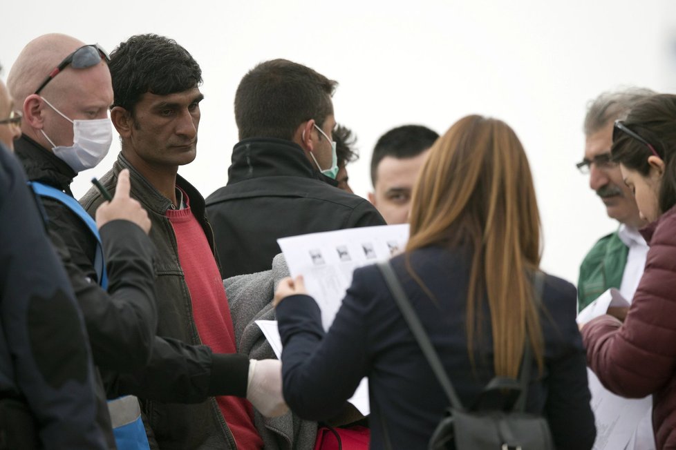 Aktivisté se vrhli do moře: Chtěli zastavit deportaci uprchlíků.