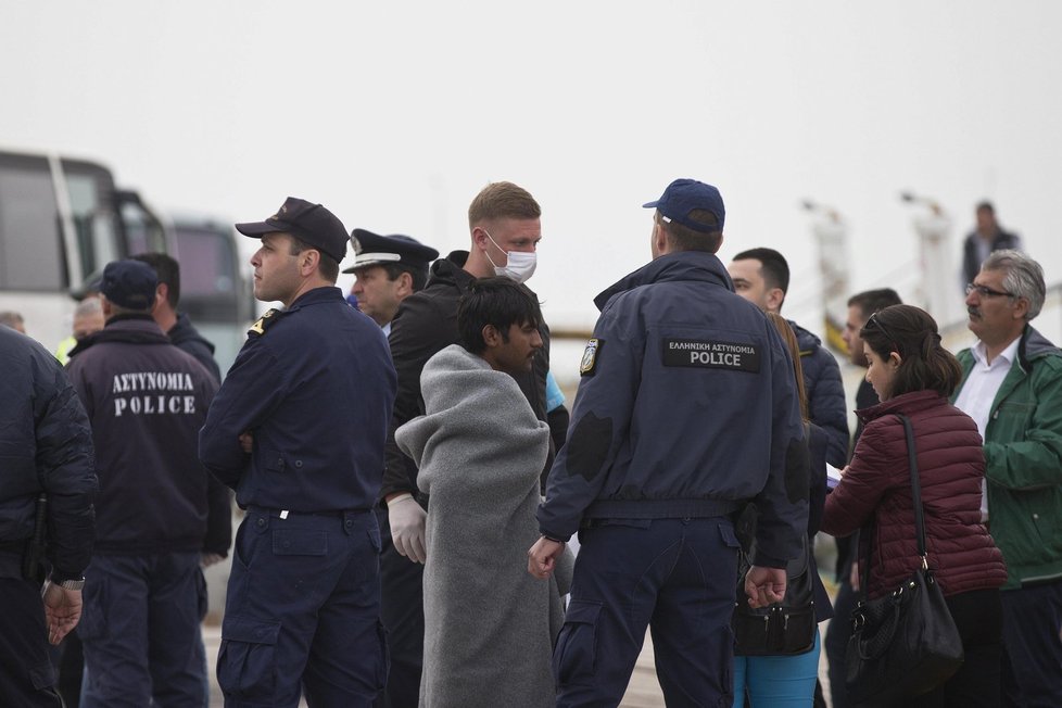 Aktivisté se vrhli do moře: Chtěli zastavit deportaci uprchlíků.