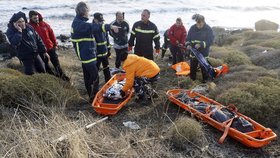 Obětí rozbouřeného moře se stala žena a dvě malé děti. Dalších 15 uprchlíků se pohřešuje.