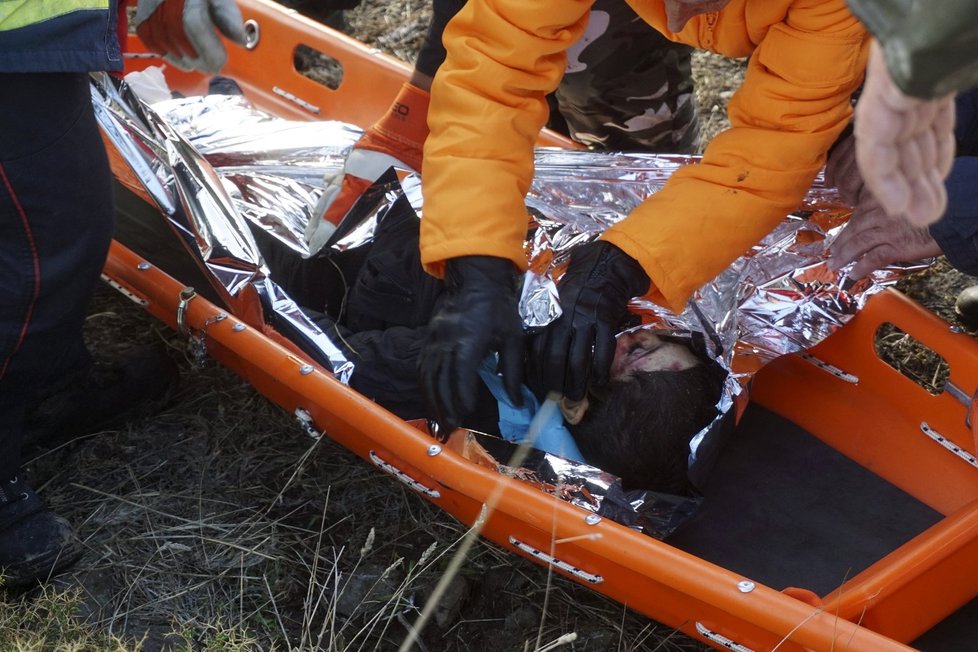 Obětí rozbouřeného moře se stala žena a dvě malé děti. Dalších 15 uprchlíků se pohřešuje.