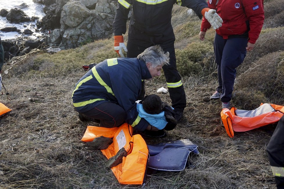 Obětí rozbouřeného moře se stala žena a dvě malé děti. Dalších 15 uprchlíků se pohřešuje.