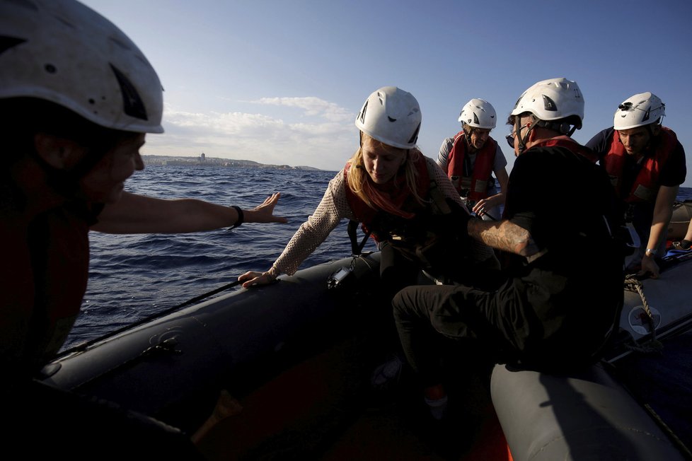 Záchranáři, kteří se připravují na pomoc uprchlíkům