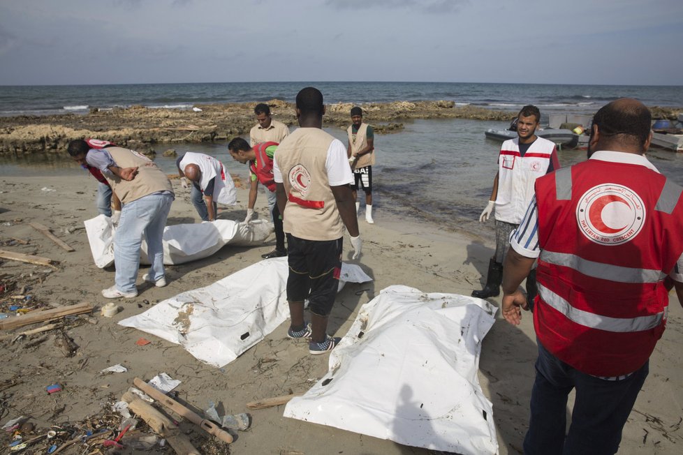 Uprchlíci místo snu o Evropě našli smrt na libyjské pláži.
