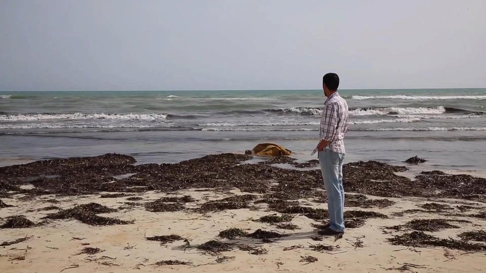 Záchranáři našli u pobřeží Libye za čtyři dny 132 těl běženců.