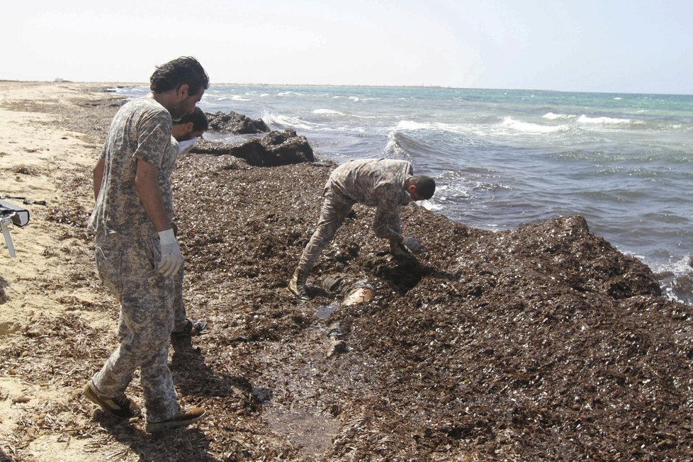 Záchranáři našli u pobřeží Libye za čtyři dny 132 těl běženců.