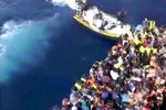 Na lodi s uprchlíky u Libye se našlo pět desítek mrtvých těl