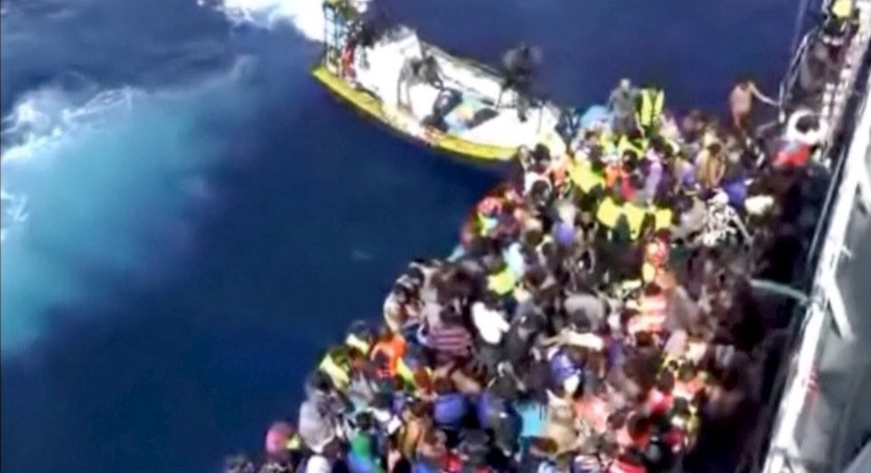 Na lodi s uprchlíky u Libye se našlo pět desítek mrtvých těl.