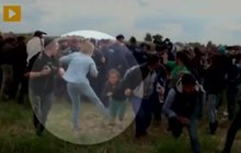 Skandální chování maďarské kameramanky: Kopala do uprchlíků, vykopli ji z televize! 