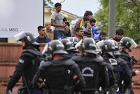 Uprchlíci napadali auta a v táboře se servali: Policie v Maďarsku vytáhla slzný plyn