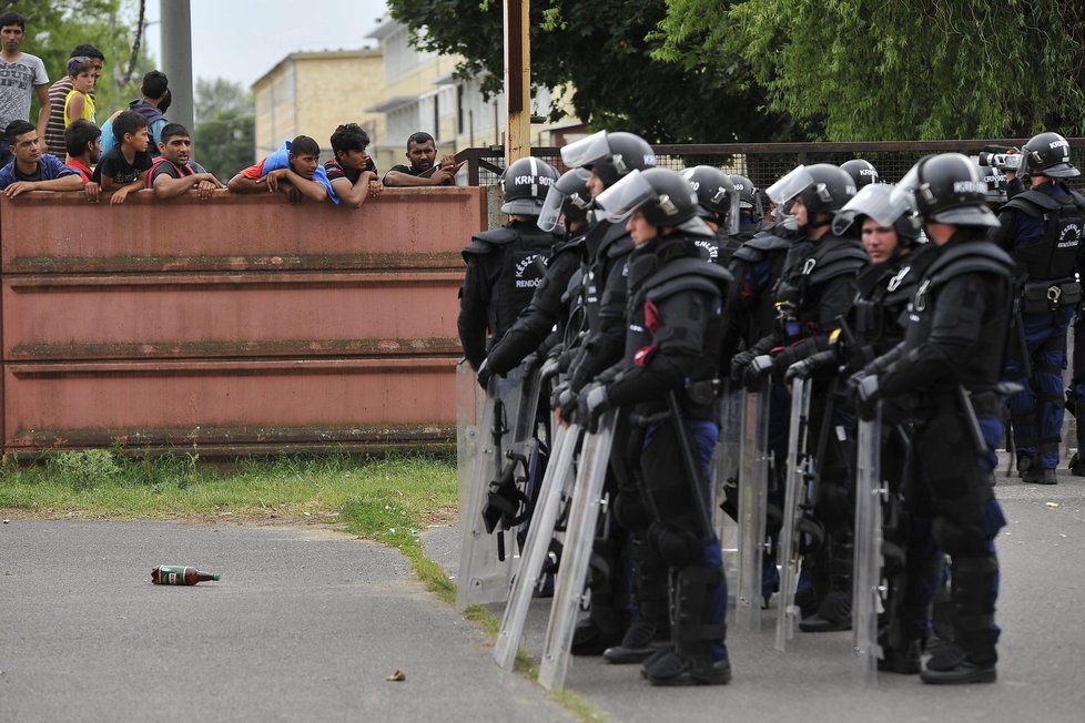 V maďarském Debrecínu zasáhli policisté proti uprchlíkům.