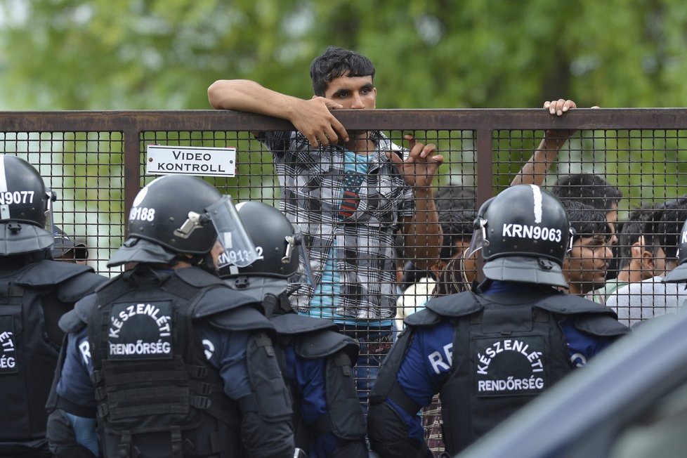 V maďarském Debrecínu zasáhli policisté proti uprchlíkům.