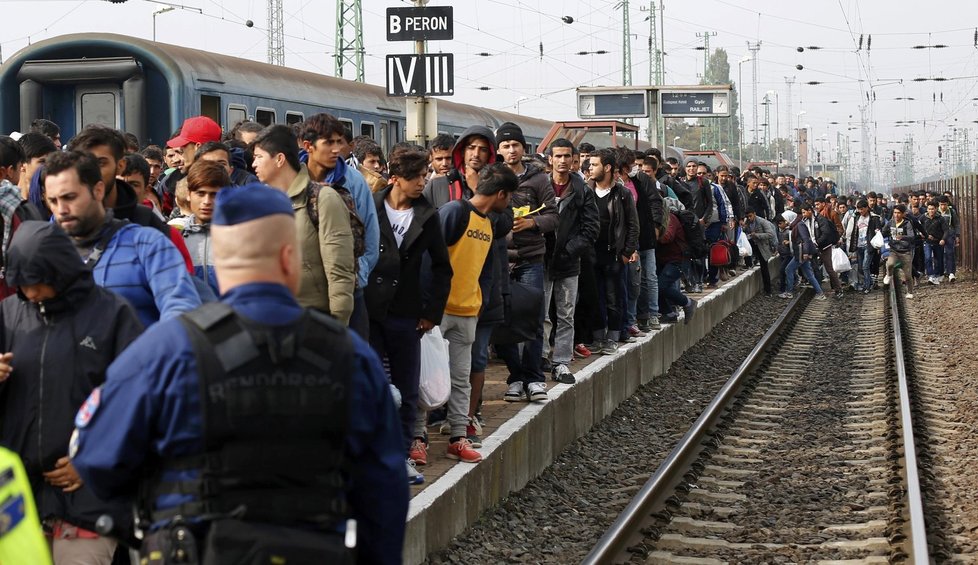 Uprchlíci mířící v Maďarsku k rakouské hranici