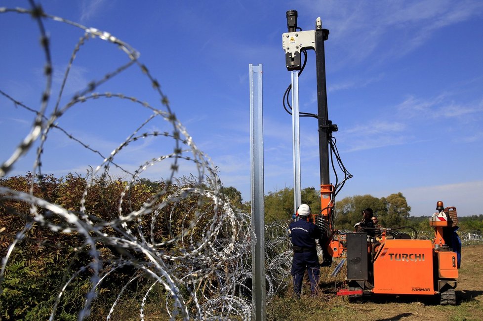 Maďarský plot proti uprchlíkům ale Orbánovi doma zajistil podporu voličů.