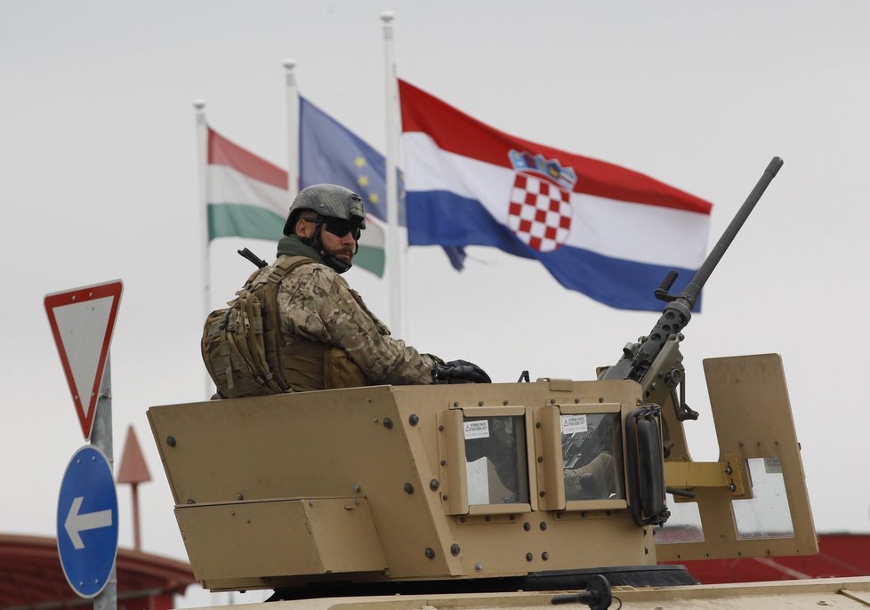 Maďarsko povolalo na hranice tanky