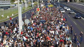 Uprchlíkům nejspíš došla trpělivost. Z Maďarska se tak vydali na pochod z Východního nádraží Keleti v Budapešti do Rakouska.