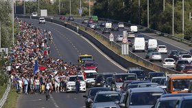 Uprchlíkům nejspíš došla trpělivost. Z Maďarska se tak vydali na pochod z Východního nádraží Keleti v Budapešti do Rakouska.