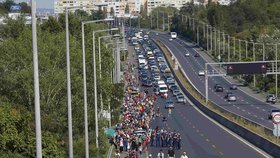 Uprchlíkům nejspíš došla trpělivost. Z Maďarska se tak vydali na pochod z Východního nádraží Keleti v Budapešti do Rakouska.