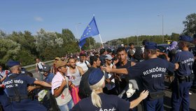 Uprchlíkům nejspíš došla trpělivost. Z Maďarska se tak vydali na pochod z Východního nádraží Keleti v Budapešti do Rakouska.