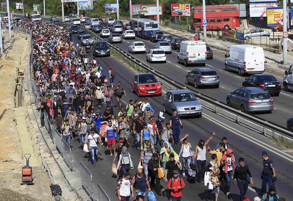 Uprchlíkům nejspíš došla trpělivost. Z Maďarska se tak vydali na pochod z Východního nádraží Keleti v Budapešti do Rakouska.