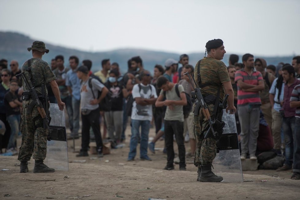 Asi 3000 migrantů po čtvrtečním uzavření hranic strávilo noc na území nikoho mezi Řeckem a Makedonií.