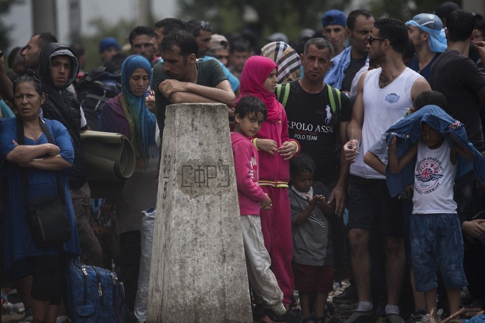 Asi 3000 migrantů po čtvrtečním uzavření hranic strávilo noc na území nikoho mezi Řeckem a Makedonií.