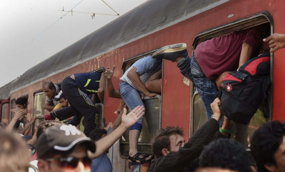 Uprchlíci se snaží nacpat do vlaků mířících z Makedonie do Srbska