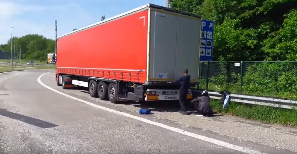 Do kamionu českého řidiče se dostali uprchlíci.