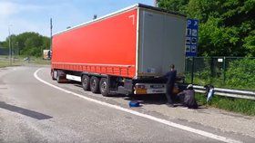 „Už se hrabou ven.“ Uprchlíci v Belgii obsadili český kamion, řidič spal