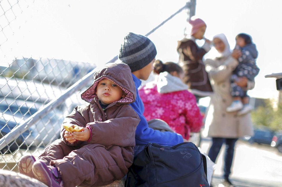 Mezi uprchlíky je i mnoho rodin s dětmi.