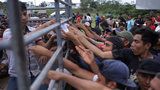Karavana 3000 migrantů se snažila překročit hranici. Národní garda zasáhla