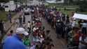 Karavana více než 3000 středoamerických migrantů se násilím snažila překročit hranici s Mexikem.