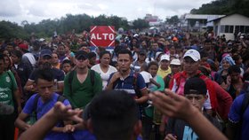 Karavana více než 3000 středoamerických migrantů se násilím snažila překročit hranici s Mexikem (18.1.2020)